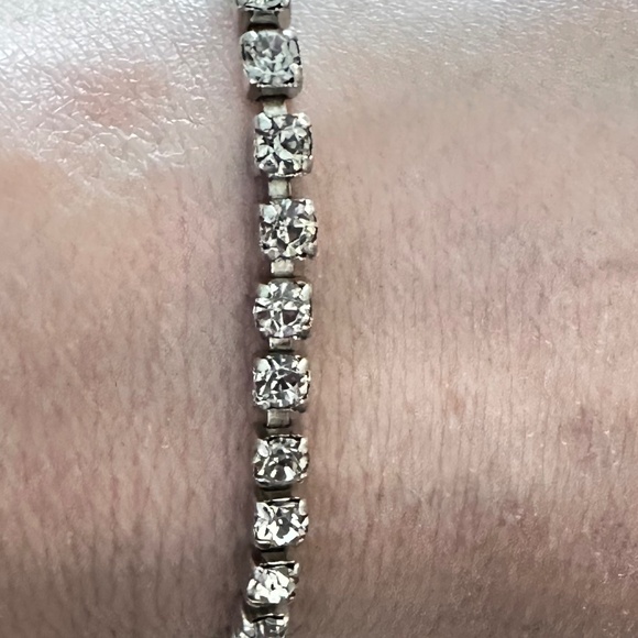 Tennis bracelet w/Clear Round prong set rhinestones & 1 large on clasp - Picture 10 of 15